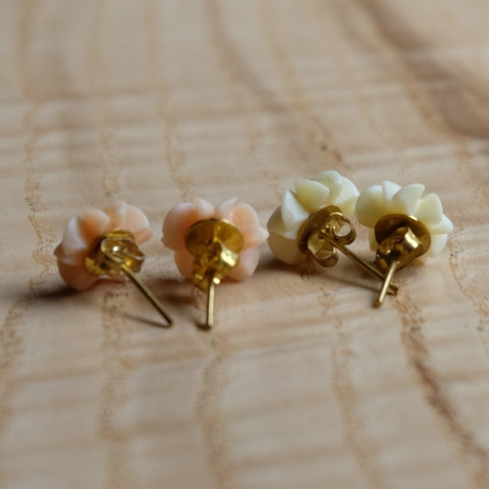 Peach and White Flower Stud Earrings Set - Picture 2 of 3